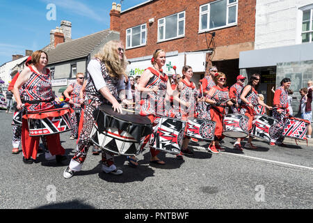 Abergele Carnival Batala Samba band 14 juillet 2018 sur la côte nord du Pays de Galles Banque D'Images