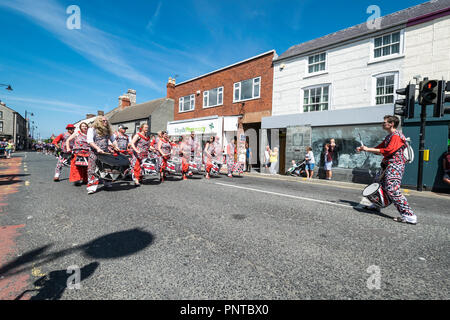 Abergele Carnival Batala Samba band 14 juillet 2018 sur la côte nord du Pays de Galles Banque D'Images