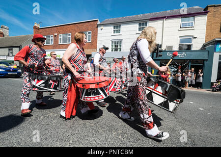 Abergele Carnival Batala Samba band 14 juillet 2018 sur la côte nord du Pays de Galles Banque D'Images