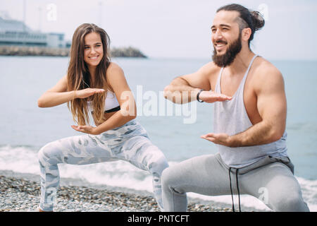 Le réchauffement de l'extérieur, deux squats faire ensemble Banque D'Images