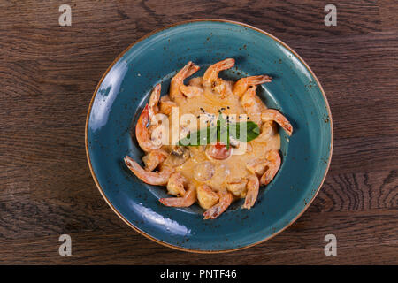 Cocktail de crevettes sauce avec les feuilles de basilic Banque D'Images