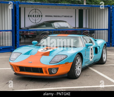 ROYAL OAK, MI/USA - 17 août 2018 : UN 2006 Ford GT et Ford Mustang Bullitt 1968 original à la Woodward Dream Cruise. Banque D'Images