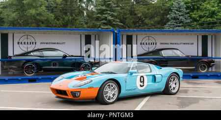 ROYAL OAK, MI/USA - 17 août 2018 : UN 2006 Ford GT, et les 2019 et 1968 d'origine Ford Mustang Bullitt autos à la Woodward Dream Cruise. Banque D'Images