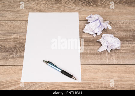 Une feuille de papier blanc avec une boule de papier froissé Banque D'Images