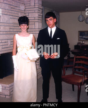 Aller à un couple 1965 High School Prom, CA, USA Banque D'Images