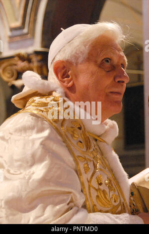 Le pape Benoît XVI 07/04/2008 -La visite du Pape Benoît XVI à San Bartolomeo all'Isola pour le 40e anniversaire de la Communauté de Sant'Egidio Banque D'Images