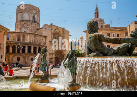 Cathédrale Métropolitaine de Valence vu de la place de la Vierge avec au premier plan la fontaine de Turia, Communauté Valencienne, Espagne Banque D'Images