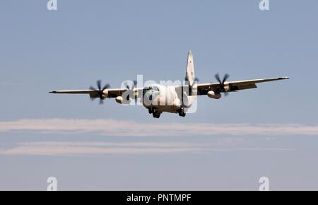 Royal Air Force d'Oman Lockheed Martin C-130J Hercules à l'atterrissage à RAF Fairford pour le Royal International Air Tattoo 2018 Banque D'Images