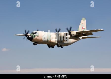 Royal Air Force d'Oman Lockheed Martin C-130J Hercules à l'atterrissage à RAF Fairford pour le Royal International Air Tattoo 2018 Banque D'Images