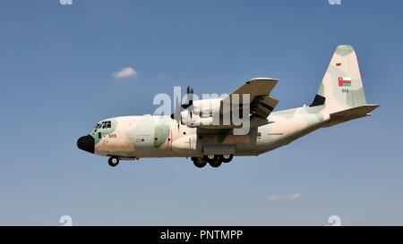 Royal Air Force d'Oman Lockheed Martin C-130J Hercules à l'atterrissage à RAF Fairford pour le Royal International Air Tattoo 2018 Banque D'Images