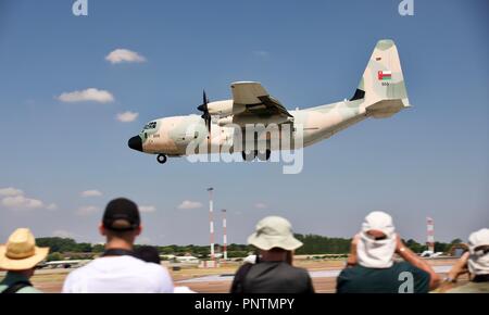 Royal Air Force d'Oman Lockheed Martin C-130J Hercules à l'atterrissage à RAF Fairford pour le Royal International Air Tattoo 2018 Banque D'Images