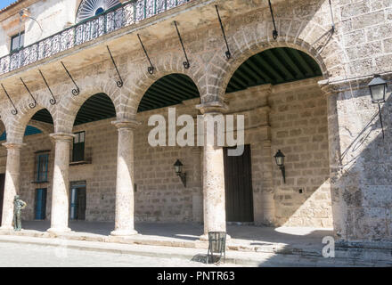 La HAVANE, CUBA - 16 janvier 2017 : Arcades du Palais du Conde Lombillo. sur la place de la Cathédrale, La Vieille Havane, Cuba. Statue de la danseuse de flamenco Banque D'Images