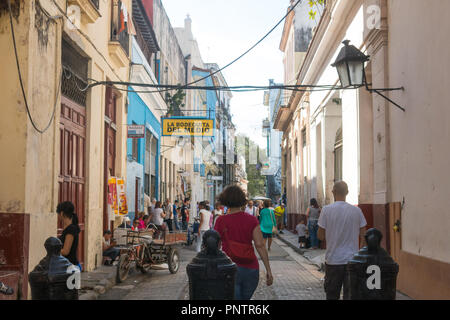 La HAVANE, CUBA - 16 janvier 2017 : le Bar La Bodeguita del Medio, sur la rue Obispo. Les touristes marcher dans une scène quotidienne dans la Vieille Havane, sur une journée ensoleillée. La Havane Banque D'Images