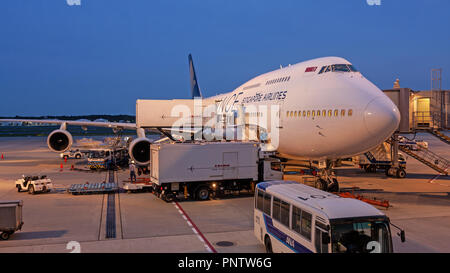 Chargement d'un jumbo jet à l'aéroport de Narita, au Japon, au crépuscule Banque D'Images