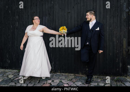 Mariée et le marié sont titulaires d'un bouquet de fleurs Banque D'Images