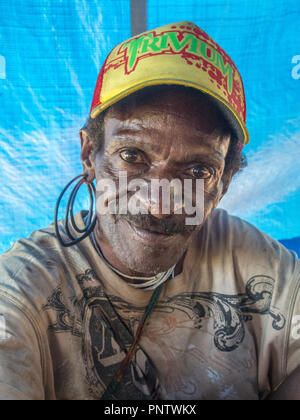 Jungle, Indonésie - le 14 janvier 2015 : Portrait d'homme noir à partir de la tribu Korowai en souriant à la caméra. Banque D'Images