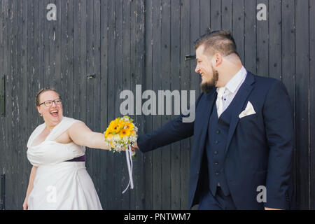 Mariée et le marié sont titulaires d'un bouquet de fleurs Banque D'Images