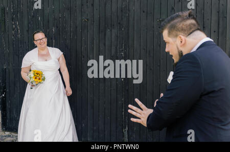 Mariée est maintenant un bouquet de fleurs de la mariée, est en attente d'attraper le bouquet Banque D'Images