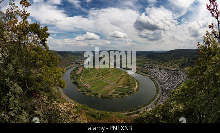 Virage en fer à cheval de la rivière Mosel près de Bremmm, Allemagne Banque D'Images