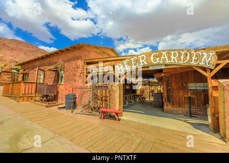 Calicot, CA, USA - 15 août 2018 : Lil's Saloon jardin de bière dans la rue principale du parc à thème de cow-boy, Yermo.Calico a été désigné comme État d'argent Rush Ville Fantôme de Californie près de Barstow, San Bernardino. Banque D'Images