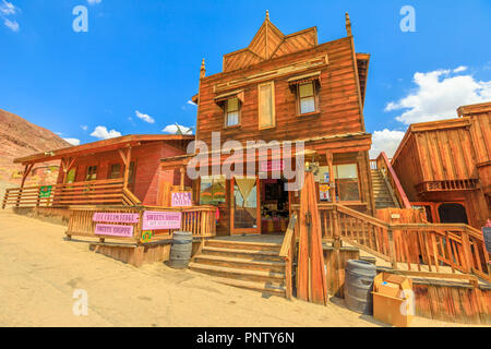 Calicot, CA, USA - 15 août 2018 : Friandises Shoppe dans la rue principale du parc à thème de cow-boy, Yermo.Calico a été désigné comme État d'argent Rush Ville Fantôme de Californie près de Barstow, Comté de San Bernardino. Banque D'Images