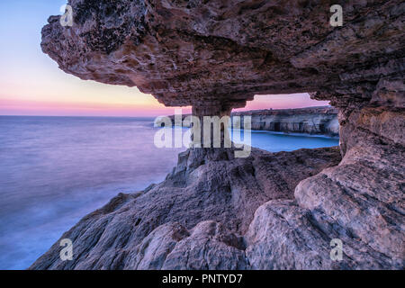 Vue à partir de la grotte marine au crépuscule sur Cape Greco près de Ayia Napa, Chypre (image HDR) Banque D'Images