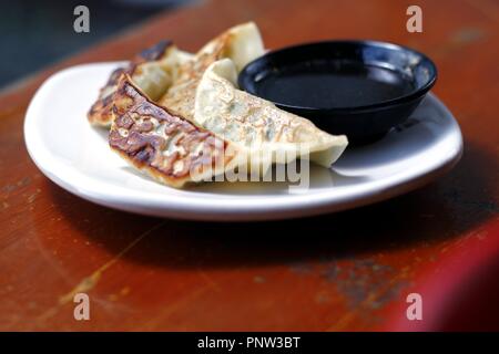 Photo de Gyoza fraîchement cuit ou frit japonais boulette de porc sur une plaque Banque D'Images