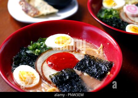 Photo de bol de porc fraîchement cuisiné Tan Tan Men nouilles Ramen Soup Banque D'Images