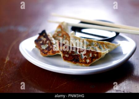 Photo de Gyoza fraîchement cuit ou frit japonais boulette de porc sur une plaque Banque D'Images