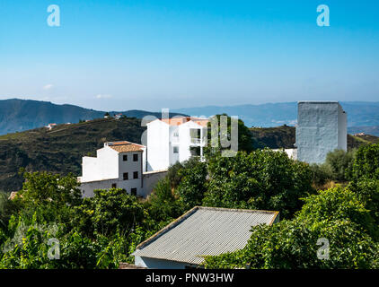 Maisons Blanches sur une colline avec vue paysage, Canillas de Acietuna, route mudéjar, Axarquía, Andalousie, Espagne Banque D'Images