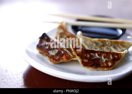 Photo de Gyoza fraîchement cuit ou frit japonais boulette de porc sur une plaque Banque D'Images