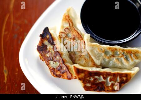 Photo de Gyoza fraîchement cuit ou frit japonais boulette de porc sur une plaque Banque D'Images