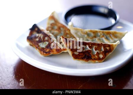 Photo de Gyoza fraîchement cuit ou frit japonais boulette de porc sur une plaque Banque D'Images