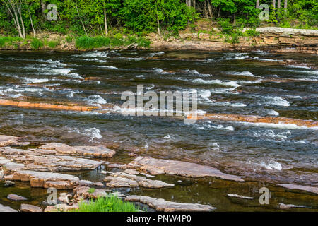 La rivière Ausable dans l'été qui s'écoule sur les pierres pour former rapids Banque D'Images