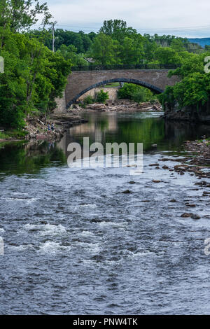 Un pont au-dessus de la rivière Ausable dans le nord de l'état de New York. Banque D'Images