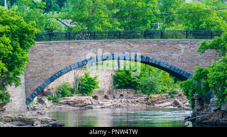 Un pont au-dessus de la rivière Ausable dans le nord de l'état de New York. Banque D'Images