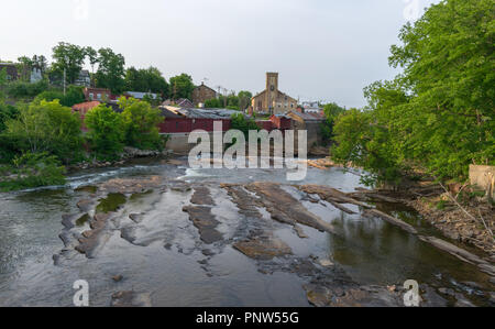 L'Ausable Rivière qui coule sur les rochers comme il serpente à travers le village Banque D'Images