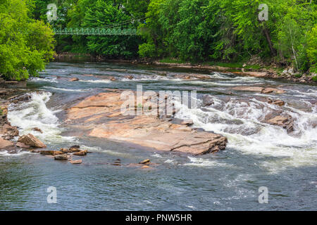 La rivière Ausable dans l'été qui s'écoule sur les pierres pour former rapids Banque D'Images