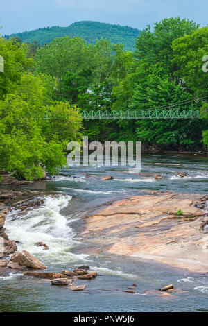 La rivière Ausable dans l'été qui s'écoule sur les pierres pour former rapids Banque D'Images