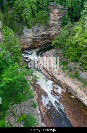 La rivière Ausable dans l'été qui s'écoule sur les pierres pour former rapids Banque D'Images