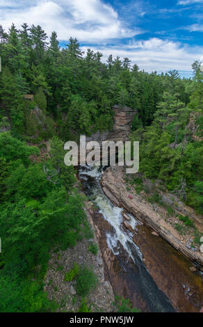 La rivière Ausable dans l'été qui s'écoule sur les pierres pour former rapids Banque D'Images