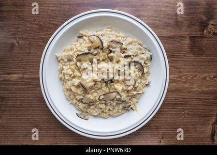 Riz aux cèpes (Boletus edulis) sur fond de bois Banque D'Images