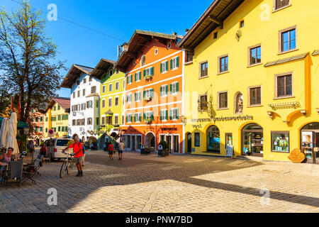 KITZBUHEL, AUTRICHE VILLE - Jul 30, 2018 : Maisons sur rue dans la ville de Kitzbuhel en été. C'est l'un des plus célèbres des sports d'hiver autrichienne gam Banque D'Images