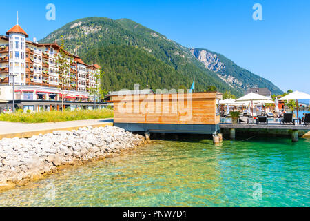 Hôtels à Pertisau ville sur journée ensoleillée sur les rives du lac Achensee, Tyrol, Autriche Banque D'Images