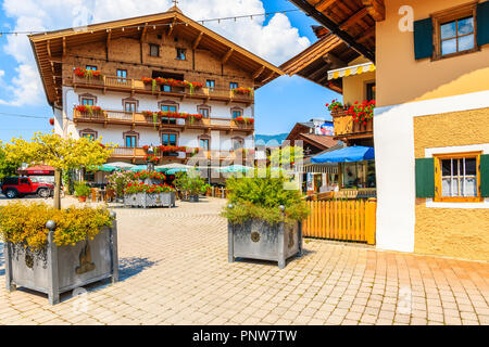 La ville de Kirchberg in Tirol, AUTRICHE - Aug 1, 2018 : Maisons sur rue dans la ville de Kitzbuhel en été. Il est populaire en été, destination de vacances Autriche Banque D'Images