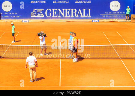 KITZBUHEL, AUTRICHE - Aug 4, 2018 : Martin Klizan et Denis Istomin juste avant de commencer le jeu final au cours de l'été à Kitzbuhel tournoi Ville, Tirol. T Banque D'Images