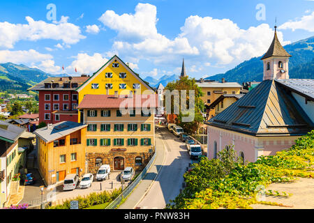 KITZBUHEL, AUTRICHE VILLE - Aug 1, 2018 : voir l'église de la ville de Kitzbuhel terrasse en été. Il est populaire destination de vacances autrichiennes en été. Banque D'Images