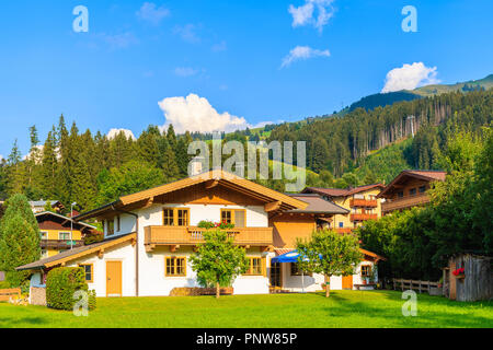 Maison traditionnelle sur pré vert à Kirchberg,village de montagne aux beaux belle journée d'été, Alpes de Kitzbuhel, Autriche Banque D'Images