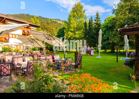 KIRCHBERG IN TIROL, AUTRICHE - Aug 4, 2018 : : Restaurant dans jardin verdoyant dans le luxe de l'hôtel alpin sur journée d'été. Kirchberg est situé dans une station de montagne Banque D'Images