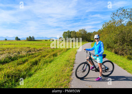 CZARNY DUNAJEC, POLOGNE - Sep 12, 2018 : Jeune femme avec un vélo sur piste cyclable autour de Tatras près de Czarny Dunajec village. Le point final est en Banque D'Images